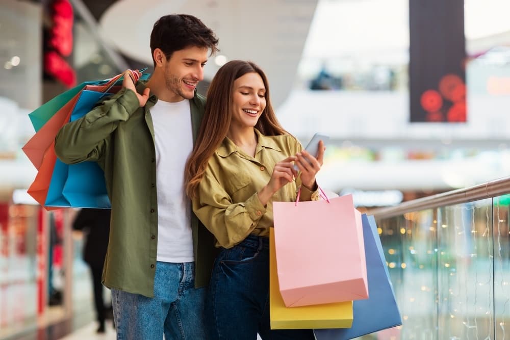 Cancun shopping couple