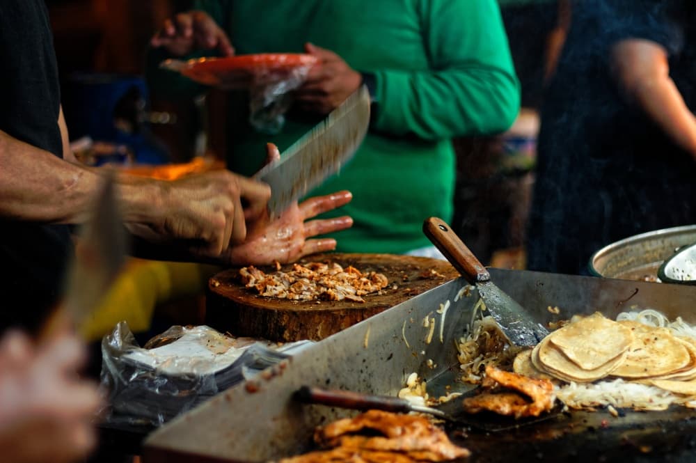 Puesto de comida en Parque de las Palapas en Cancún