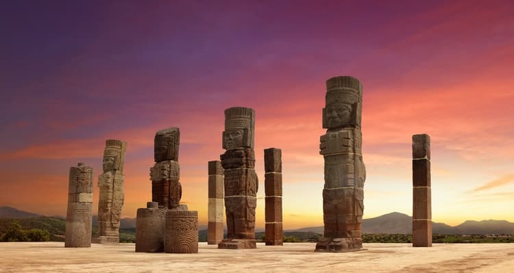 Monumentos atlantes en Tula de Allende