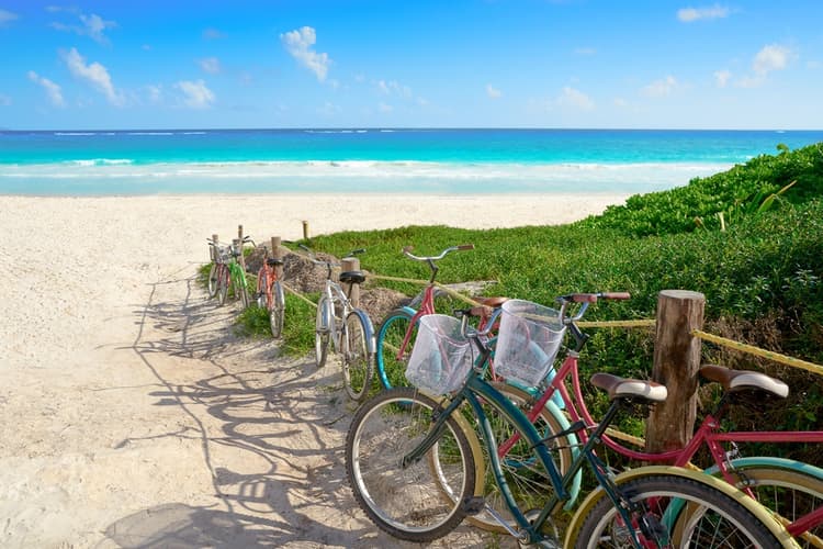 bicicletas en playa de tulum
