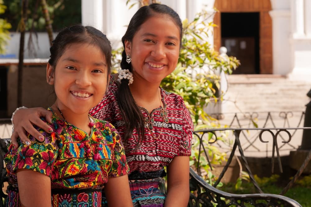 Niñas indígenas en pueblo de México