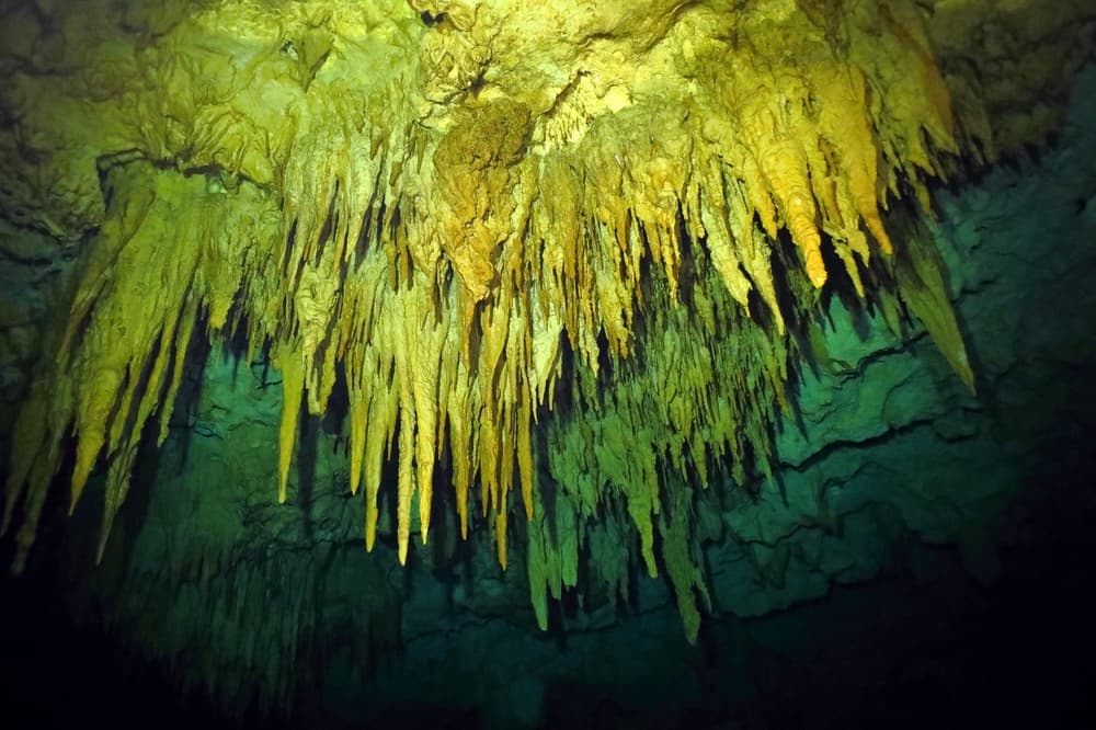interior cenote choo ha