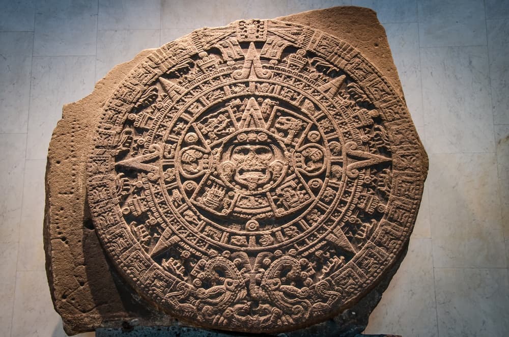 Monolito de simbología azteca