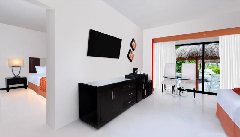 Habitación Junior Suite con cama King Size y hermosa vista en Hotel Oasis Riviera